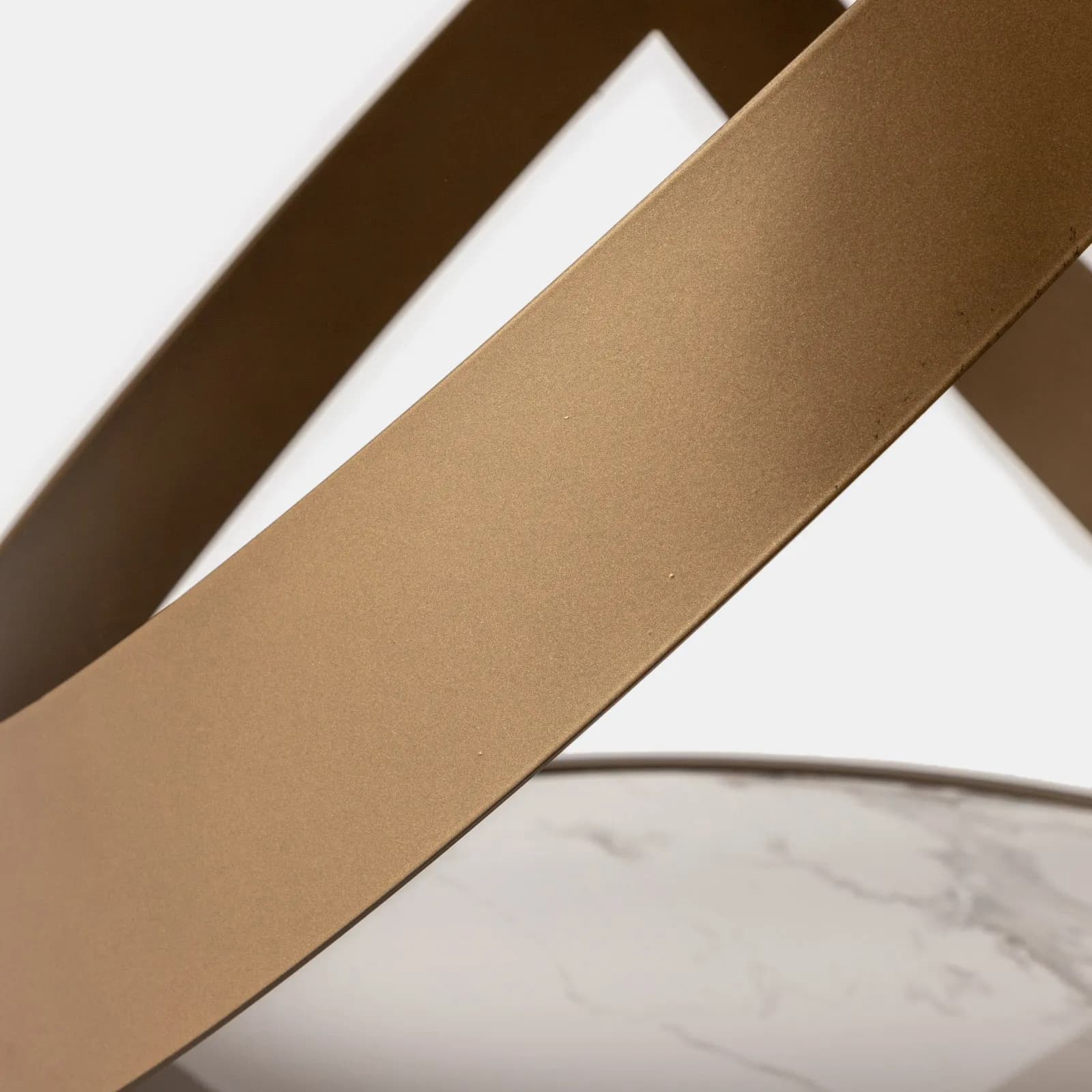 Tavolo 160x90 cm con piano effetto marmo perlato e gambe rame opaco - Remarq