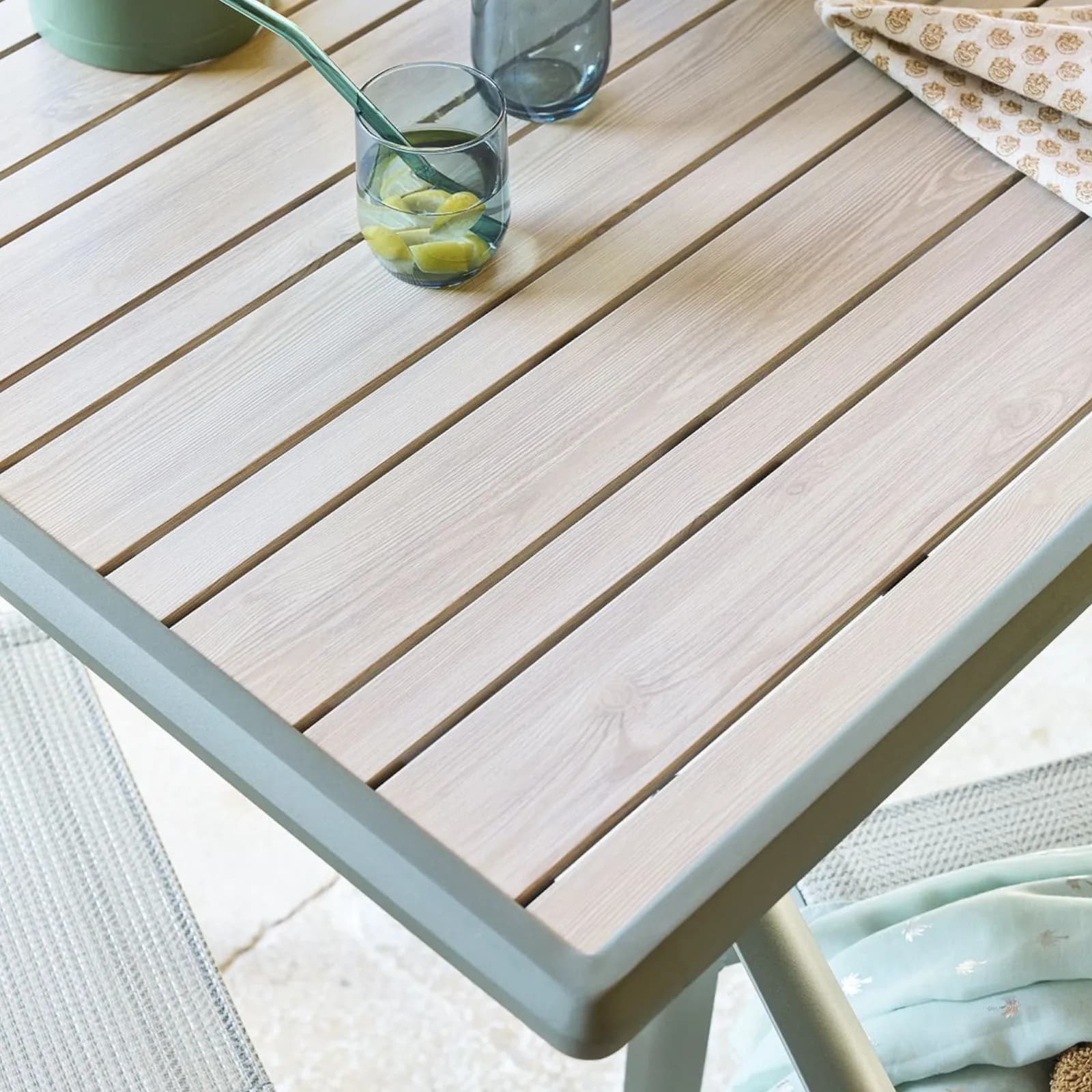 Tavolo allungabile da esterno 170/265x100 cm in alluminio verde alloro con top effetto legno - Dylann