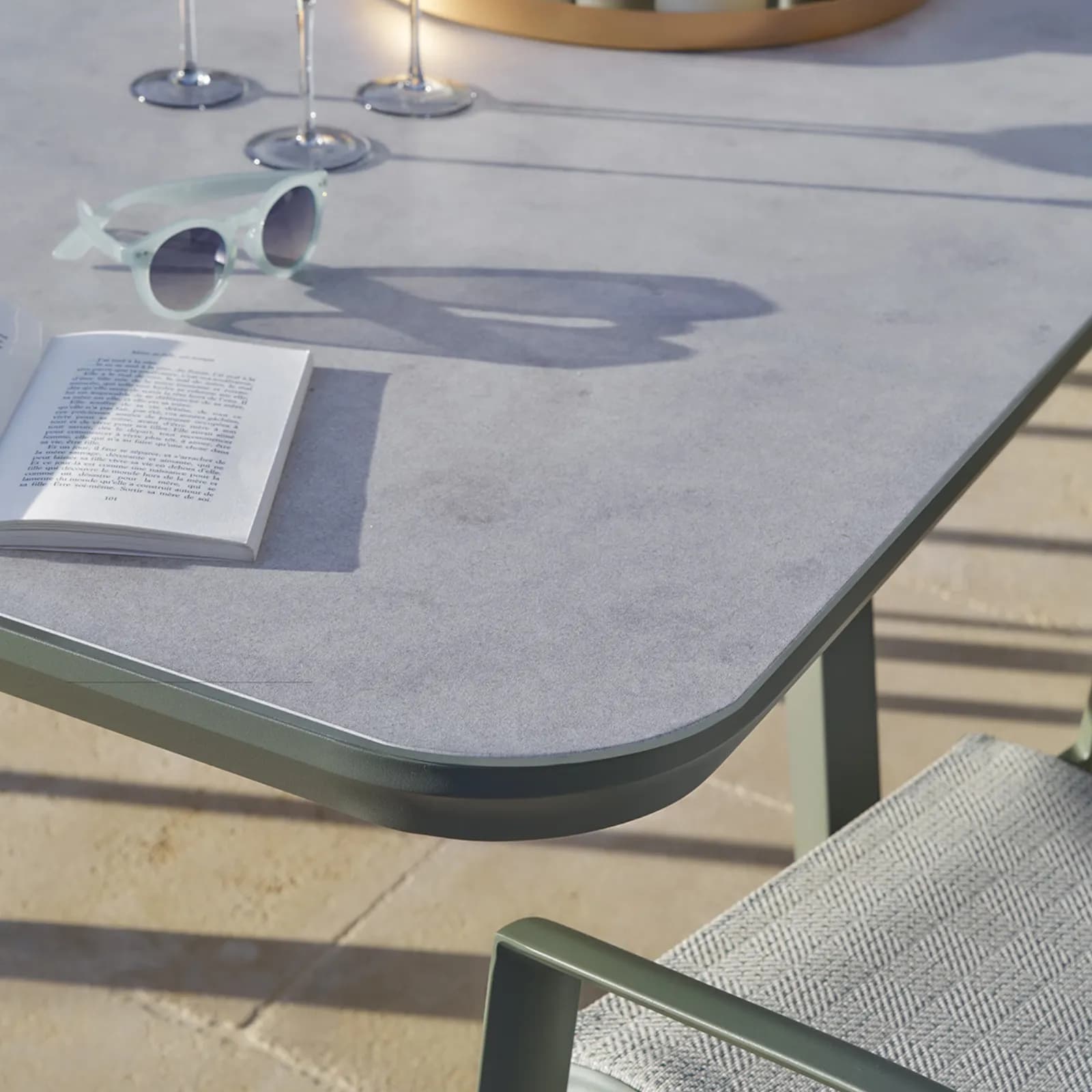Tavolo da giardino allungabile 250/327x110 cm in alluminio verde alloro e top effetto marmo - Geng