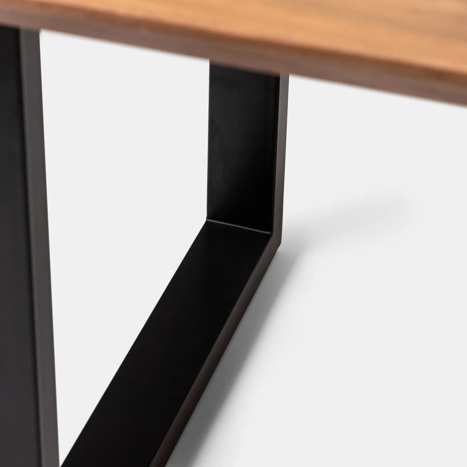 Tavolo da pranzo 220x100 top in legno di acacia 50mm con dettaglio effetto pietra e gambe in metallo nero - Mhalt