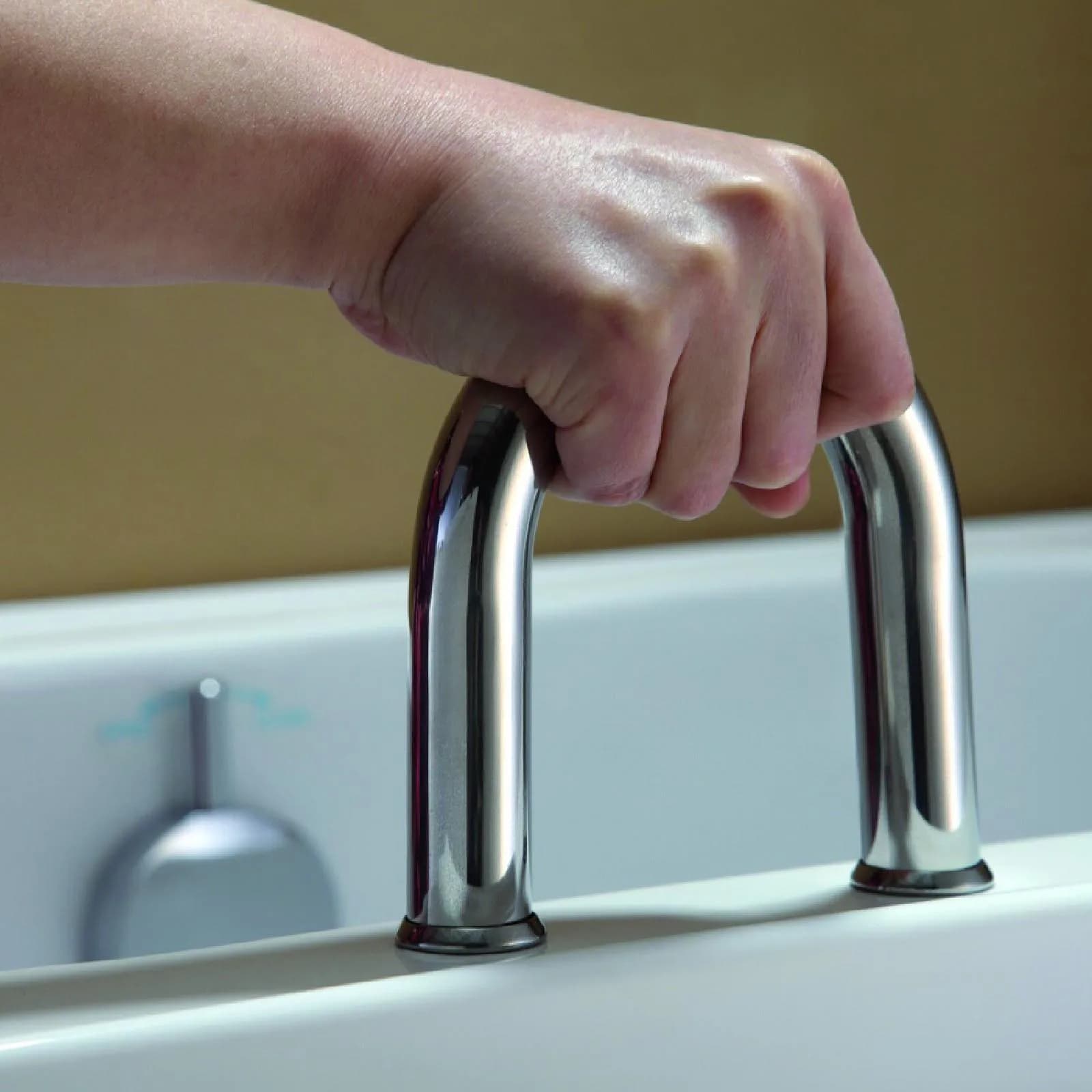 Vasca da bagno per anziani installazione a centro parete - Comfort